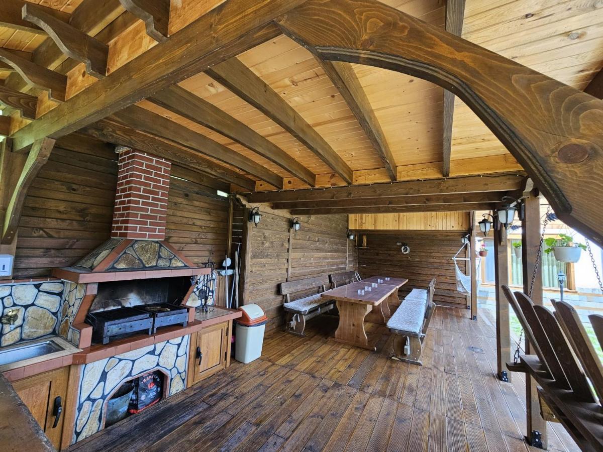 Villa Hills - Къща За Гости С Храна Orlino Bagian luar foto